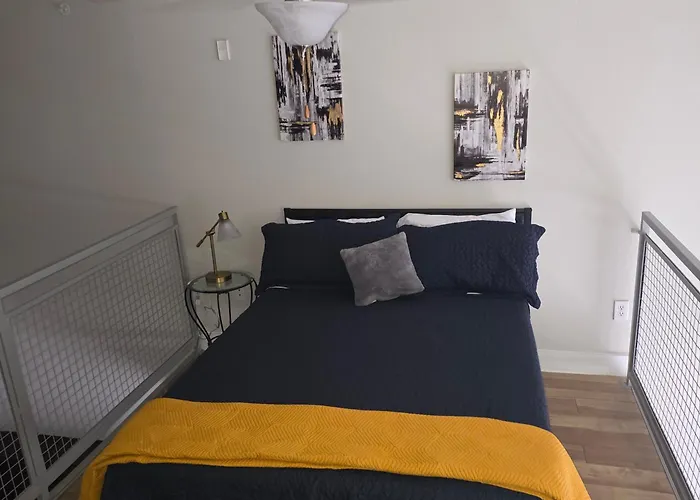 Stylish Downtown Loft 2 Queen Beds Pool Gym Free Parking