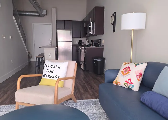 Stylish Downtown Loft 2 Queen Beds Pool Gym Free Parking *